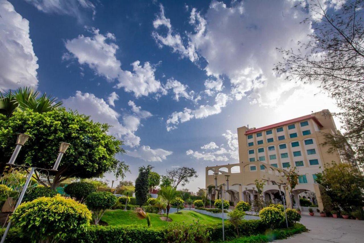 Ramada By Wyndham Jaipur Jaisinghpura Hotel Kültér fotó