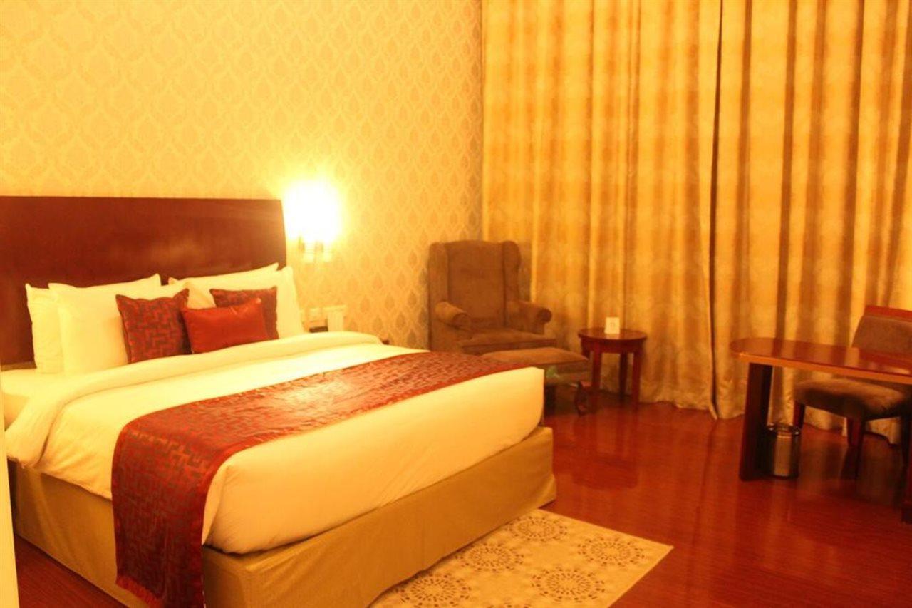 Ramada By Wyndham Jaipur Jaisinghpura Hotel Kültér fotó