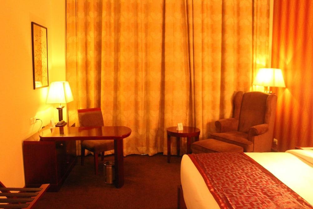 Ramada By Wyndham Jaipur Jaisinghpura Hotel Kültér fotó