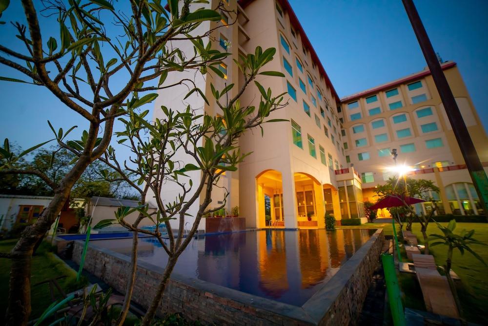 Ramada By Wyndham Jaipur Jaisinghpura Hotel Kültér fotó