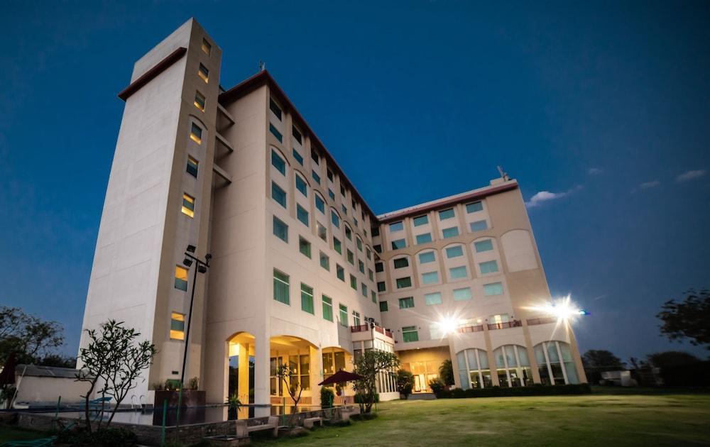Ramada By Wyndham Jaipur Jaisinghpura Hotel Kültér fotó