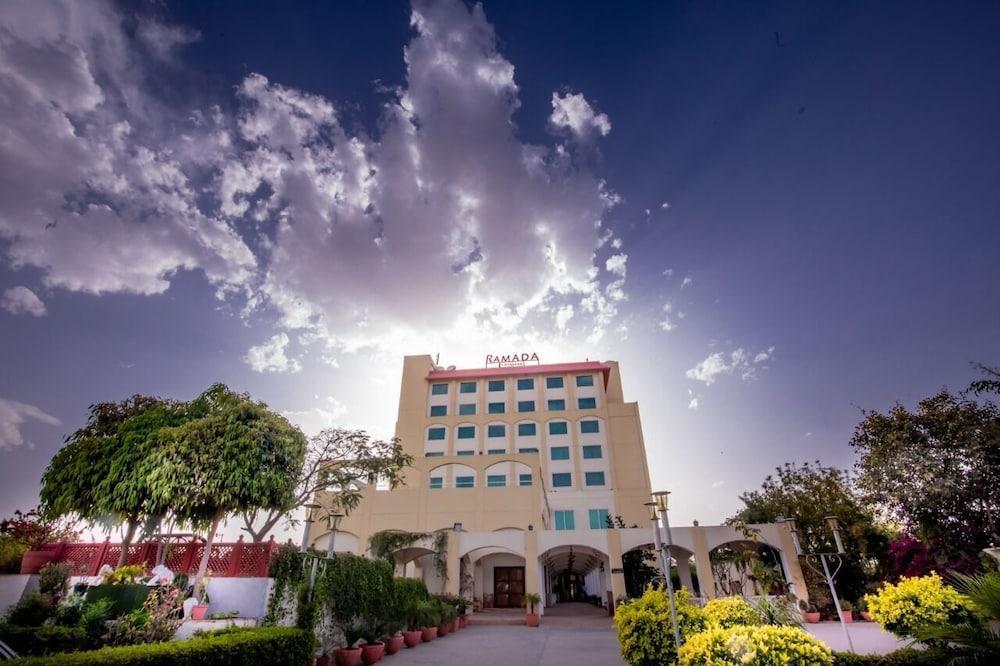 Ramada By Wyndham Jaipur Jaisinghpura Hotel Kültér fotó