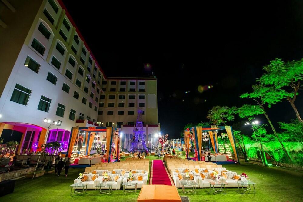Ramada By Wyndham Jaipur Jaisinghpura Hotel Kültér fotó