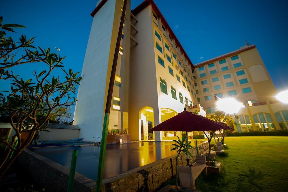 Ramada By Wyndham Jaipur Jaisinghpura Hotel Kültér fotó