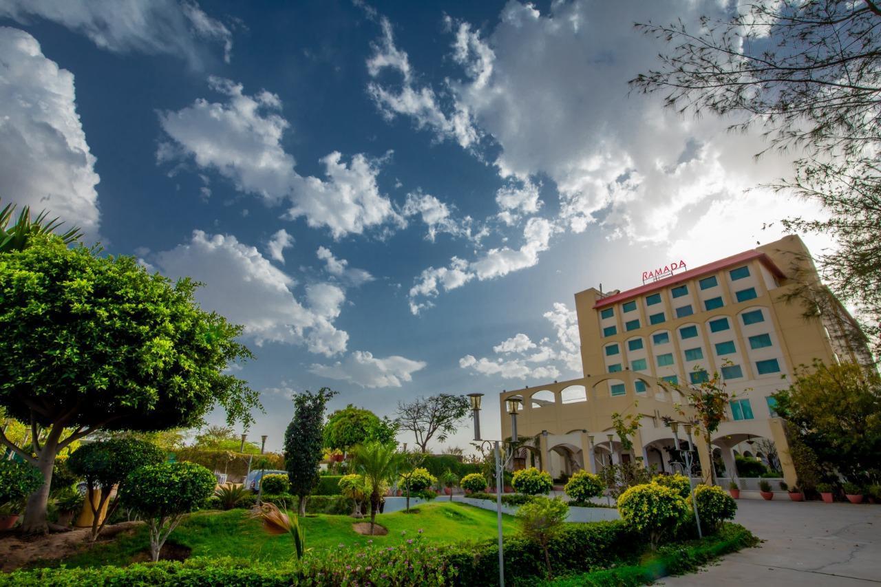 Ramada By Wyndham Jaipur Jaisinghpura Hotel Kültér fotó