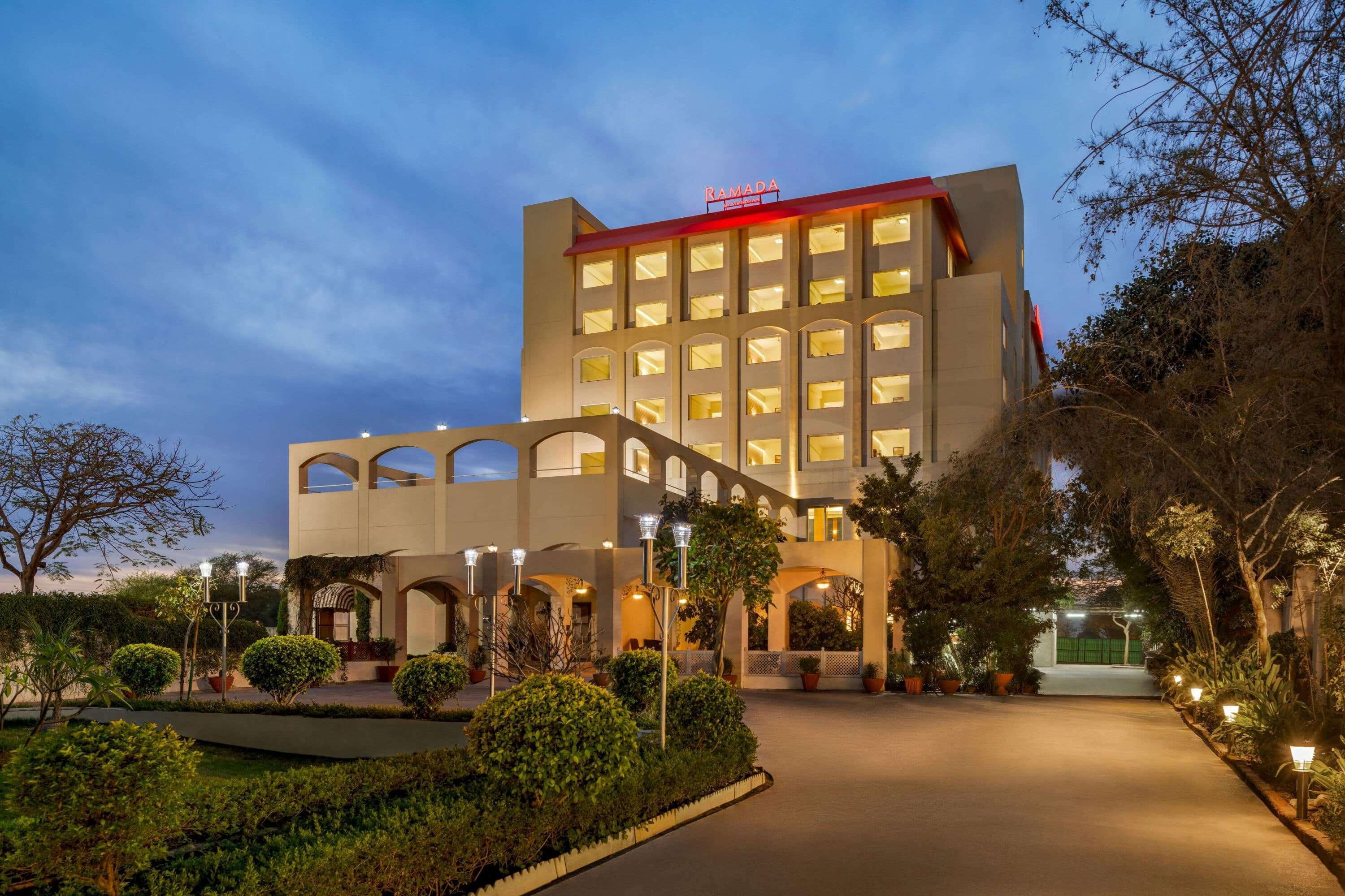 Ramada By Wyndham Jaipur Jaisinghpura Hotel Kültér fotó