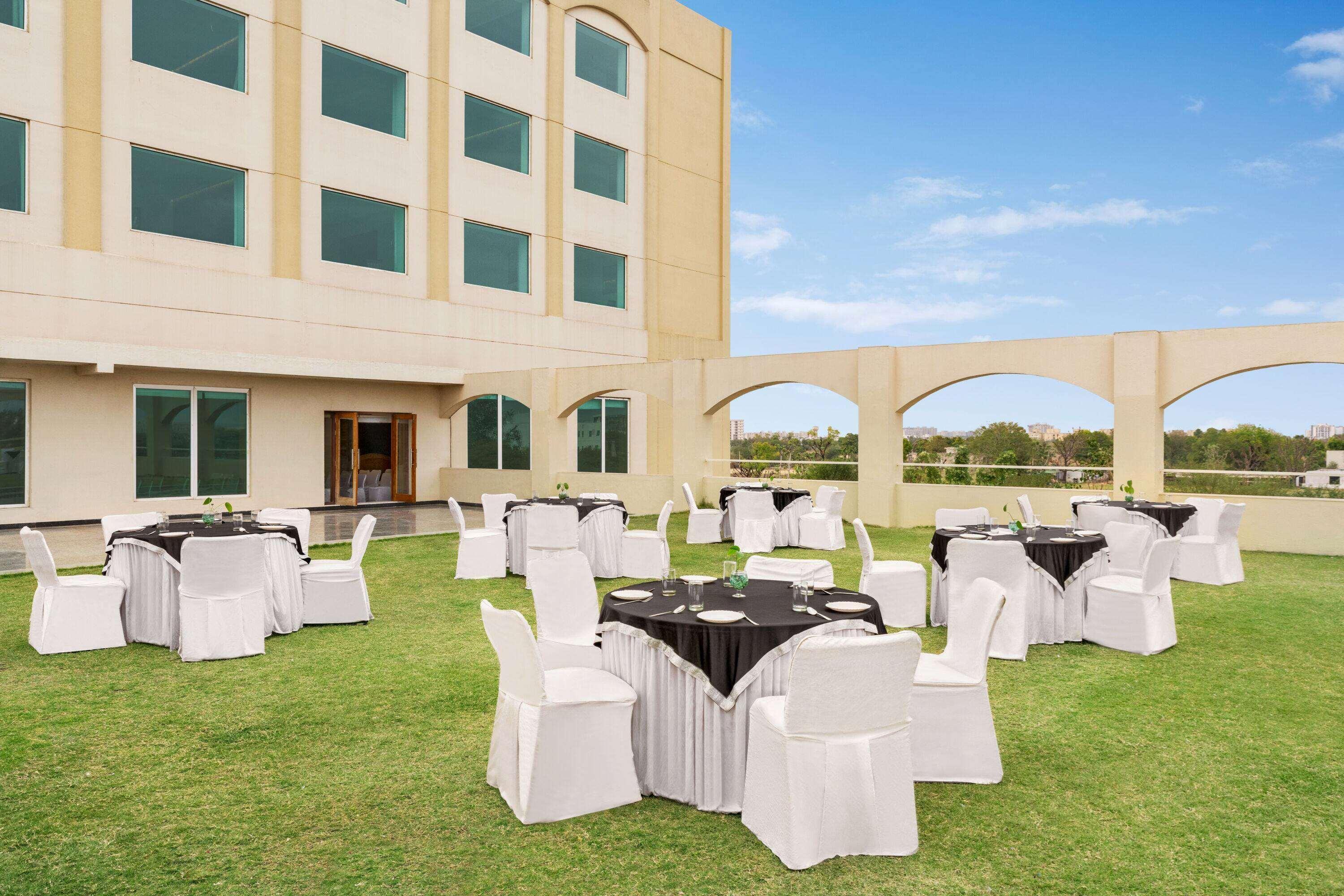Ramada By Wyndham Jaipur Jaisinghpura Hotel Kültér fotó